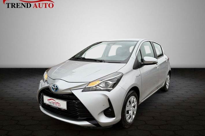 Sølv Toyota Yaris fra 2020 set udefra