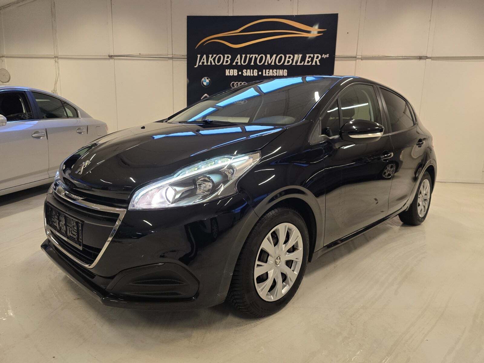 Sort Peugeot 208 fra 2017 set udefra