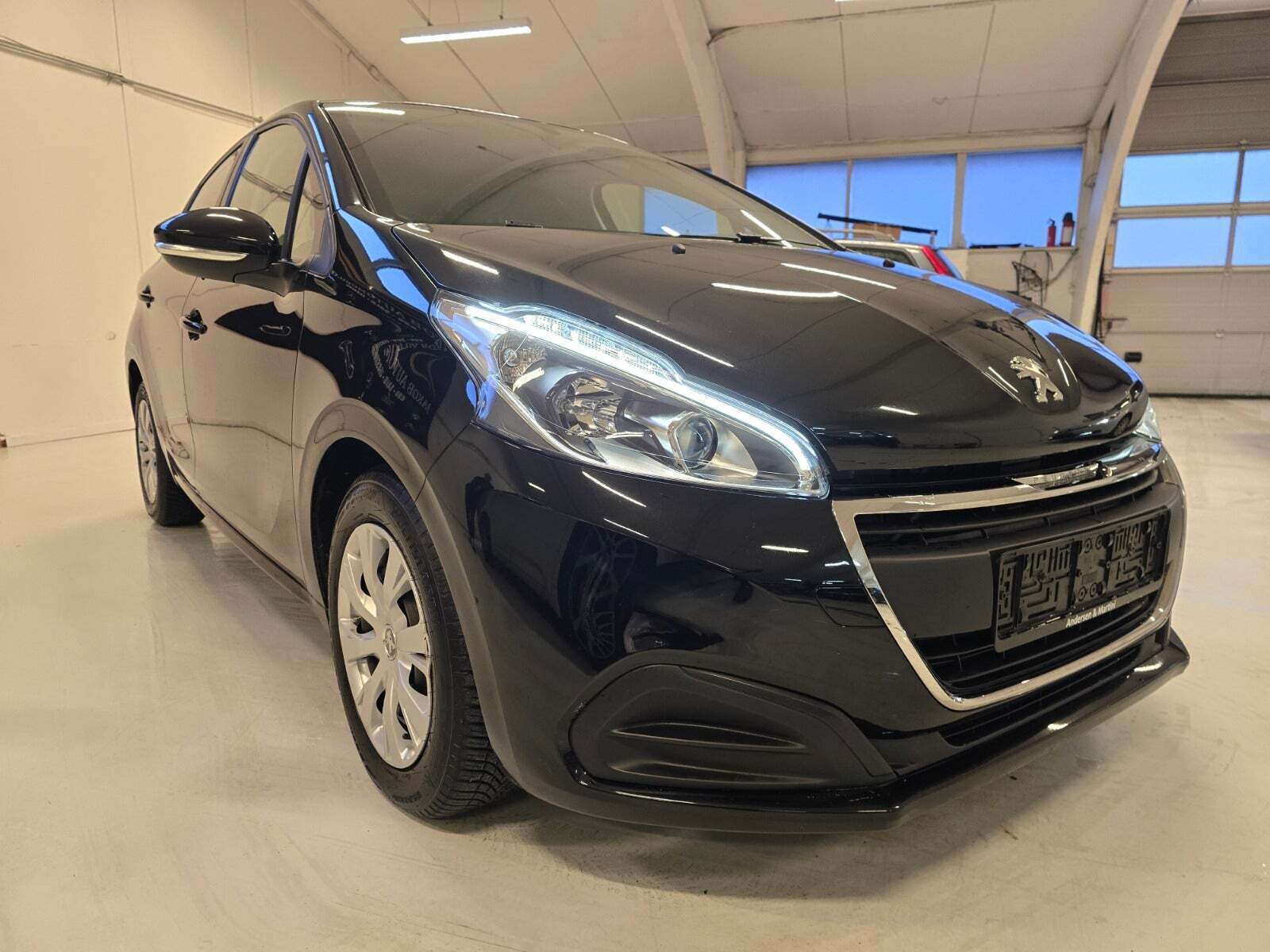 Sort Peugeot 208 fra 2017