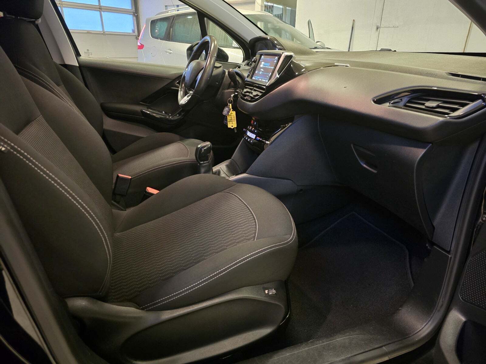 Sort Peugeot 208 fra 2017