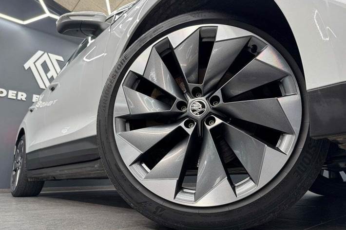 Hvid Skoda Enyaq fra 2021