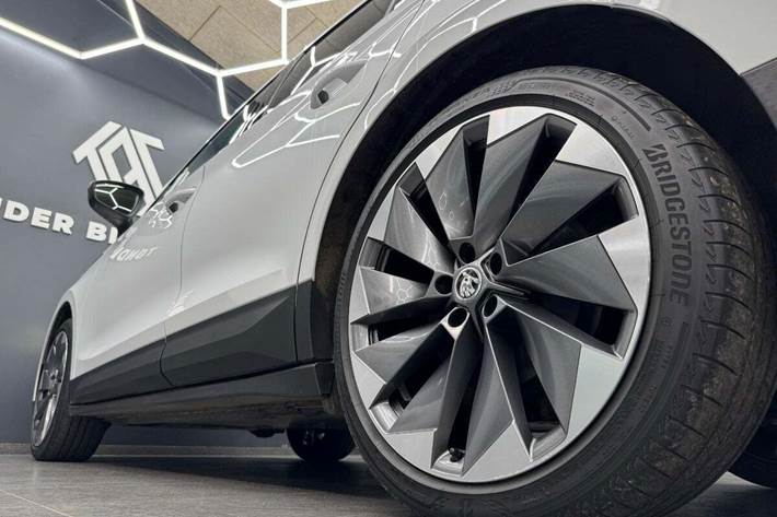 Hvid Skoda Enyaq fra 2021