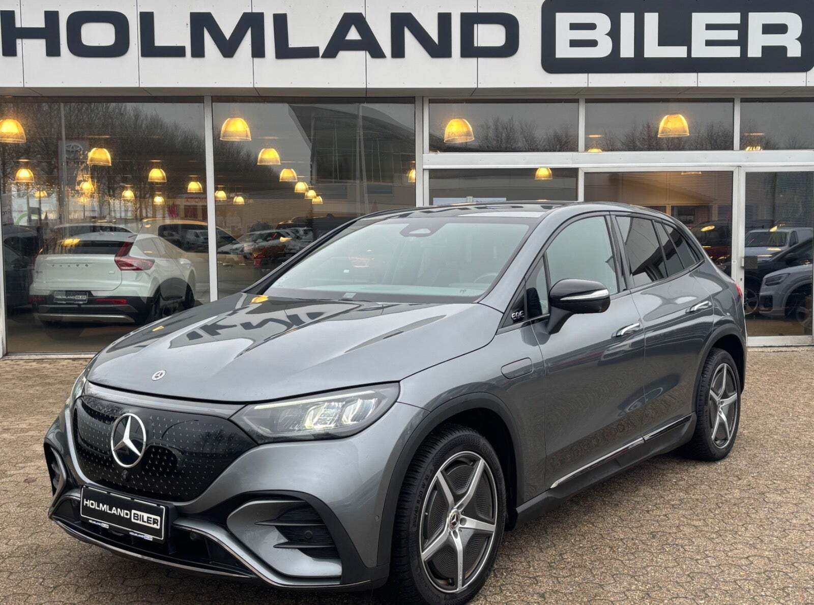 Grå Mercedes EQE300 SUV fra 2023 set udefra