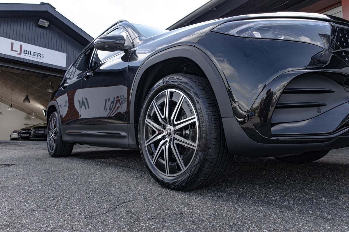 Sort Mercedes EQB250+ fra 2024