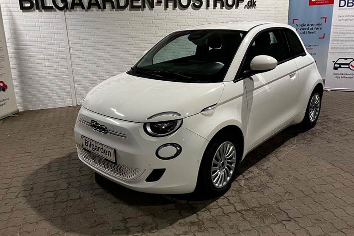 Hvid Fiat 500e fra 2023 set udefra