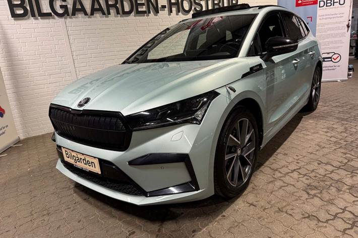 Grøn Skoda Enyaq fra 2022 set udefra