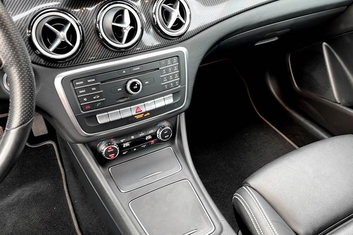 Sort Mercedes GLA200 fra 2020