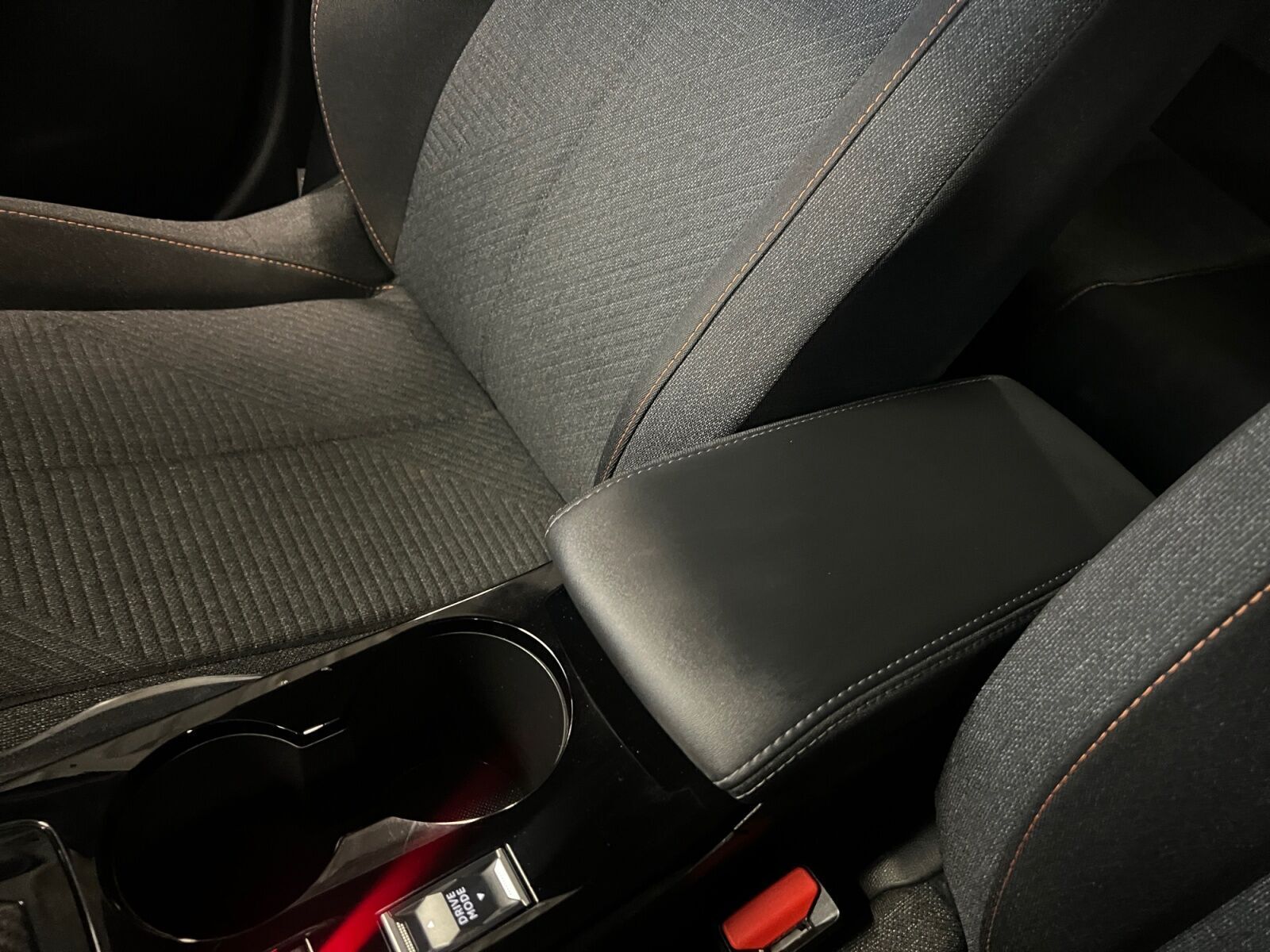 Grå Peugeot e-2008 fra 2025