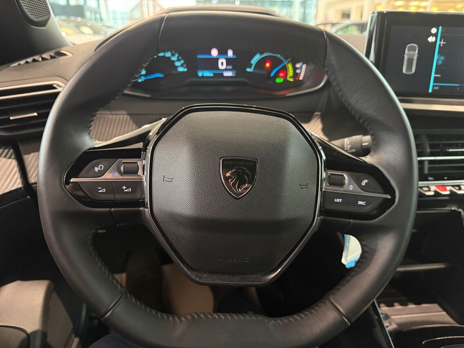 Grå Peugeot e-2008 fra 2025