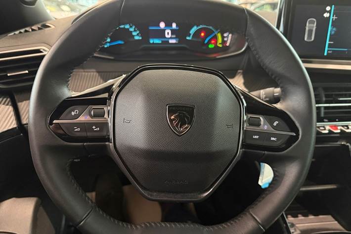 Grå Peugeot e-2008 fra 2025