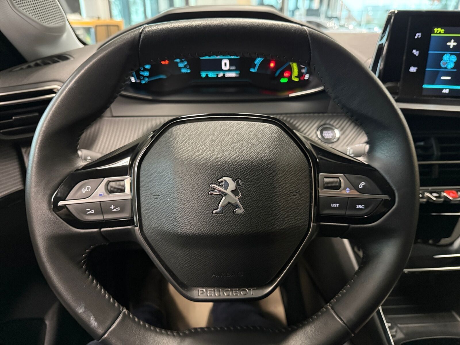 Blå Peugeot e-208 fra 2022