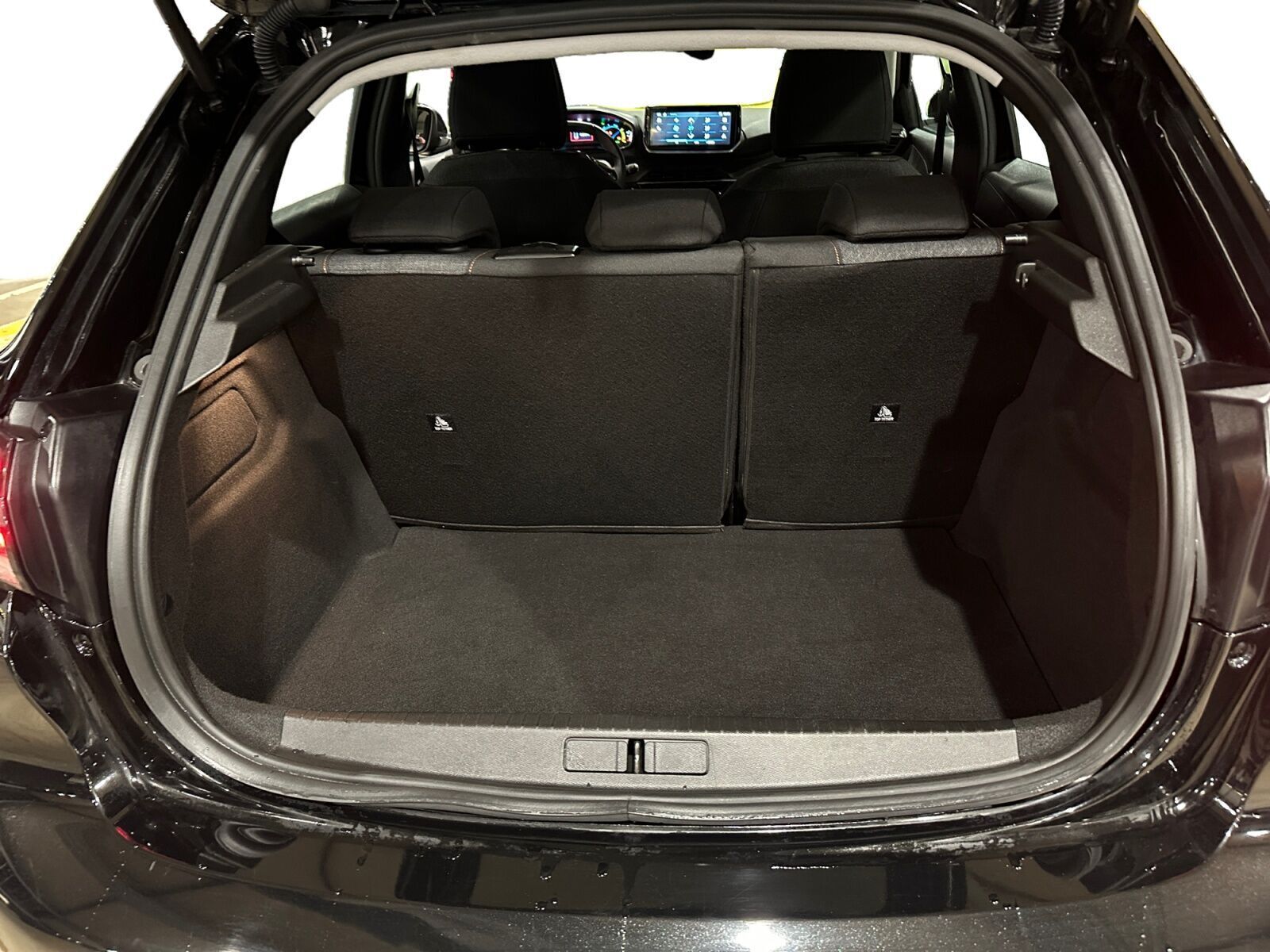 Sort Peugeot e-208 fra 2025