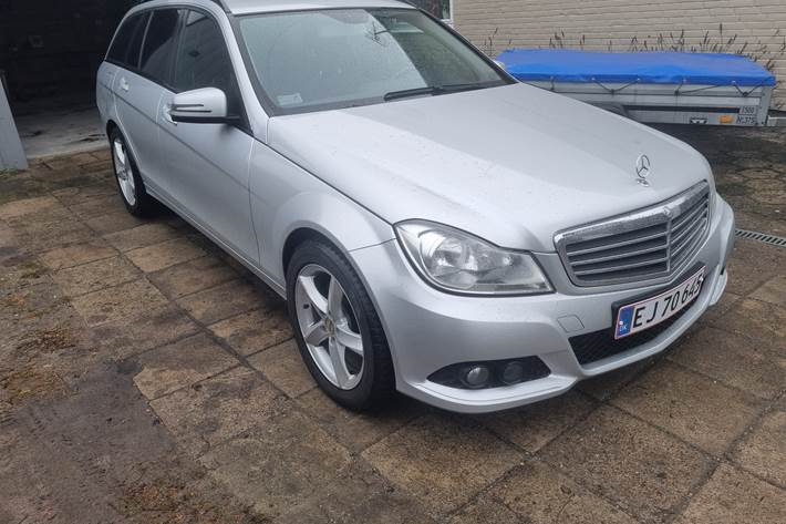 Sølv Mercedes C200 fra 2012