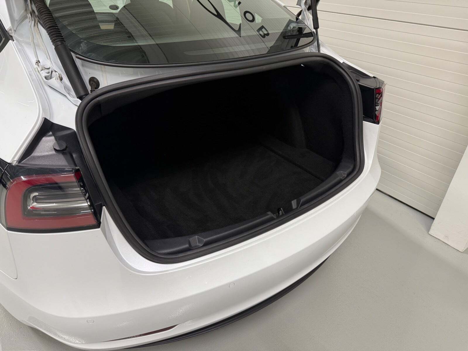 Hvid Tesla Model 3 fra 2021