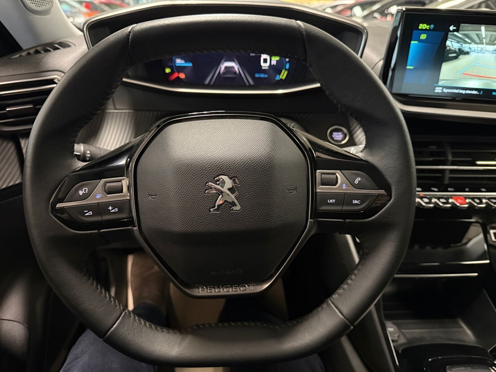 Rød Peugeot e-2008 fra 2022