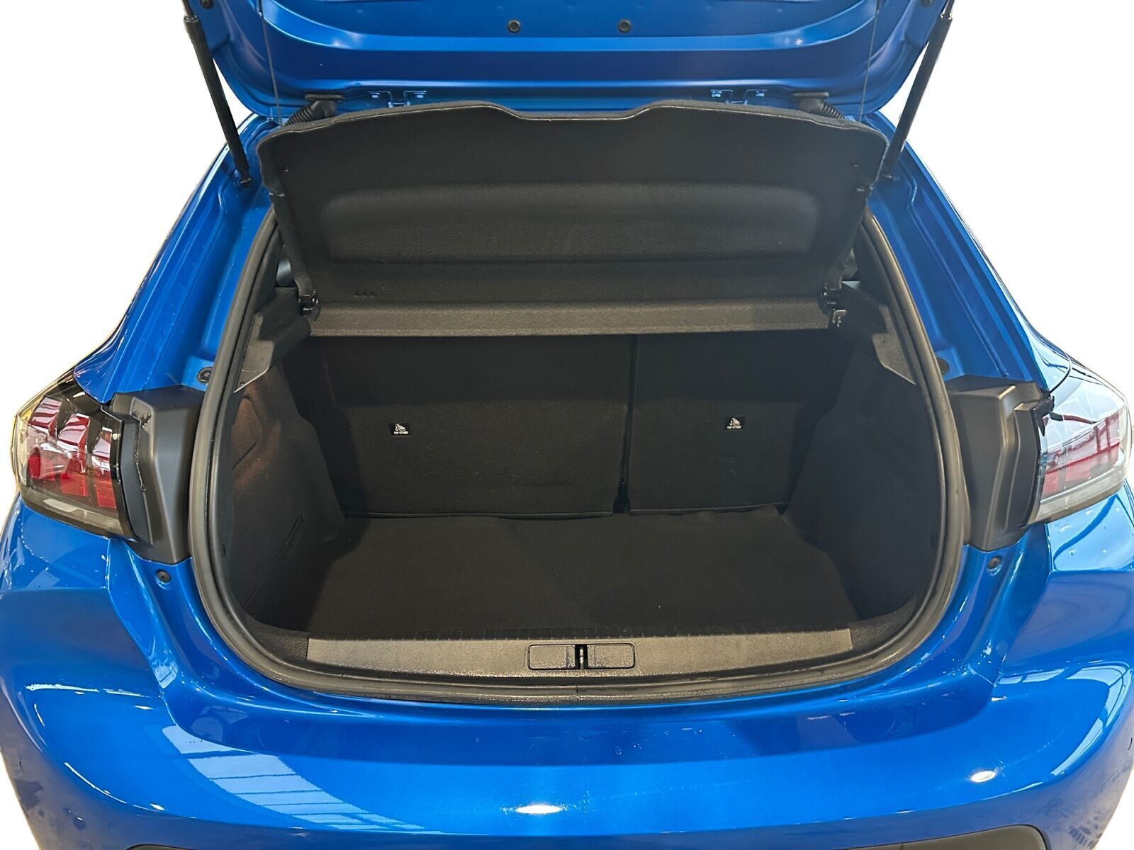 Blå Peugeot e-208 fra 2023