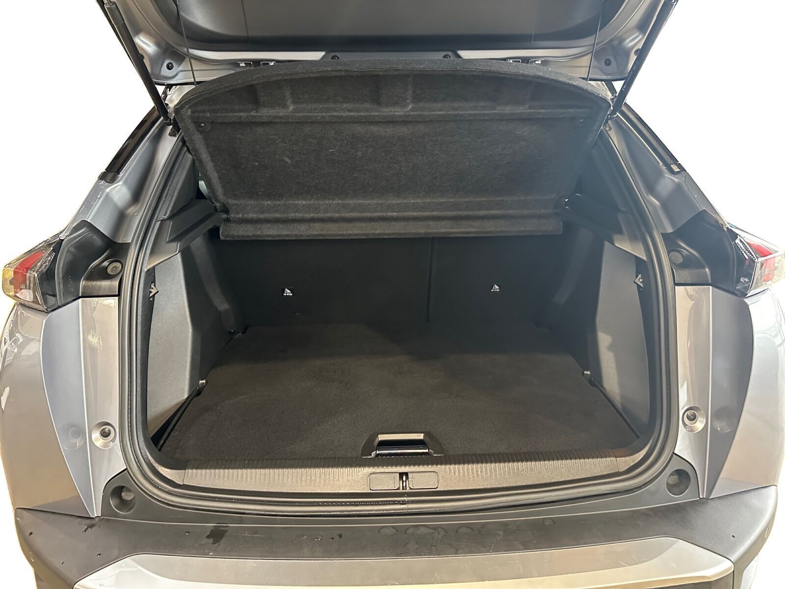 Grå Peugeot e-2008 fra 2022