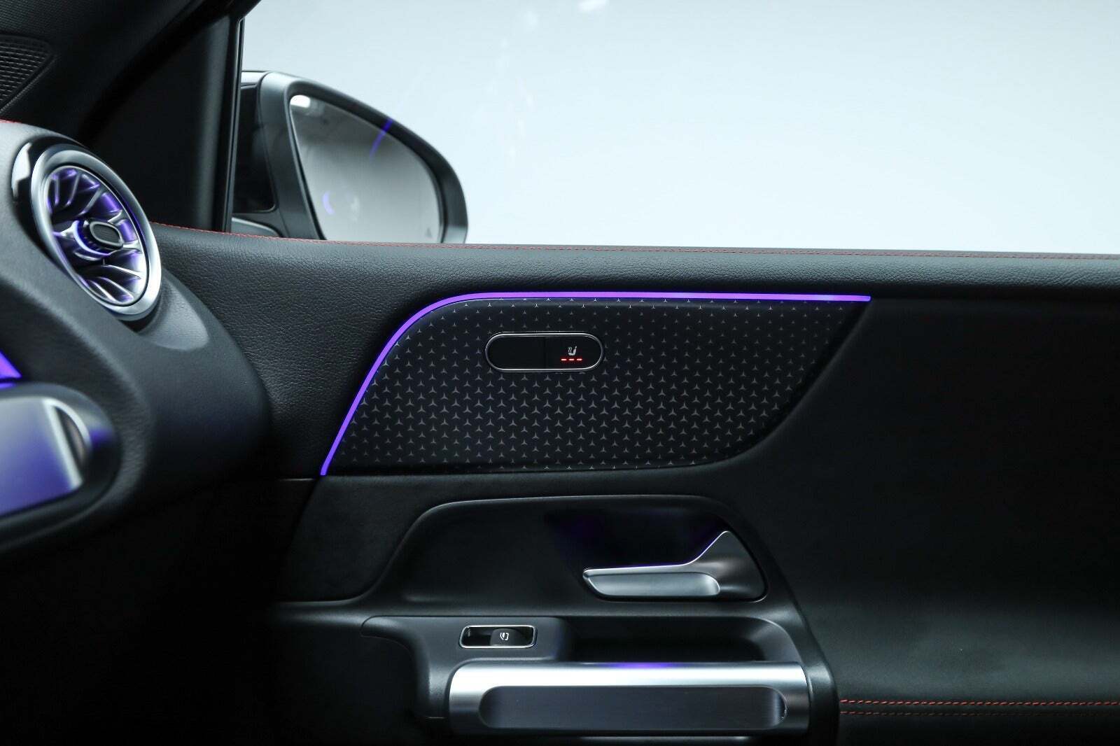 Sort Mercedes EQB250+ fra 2025