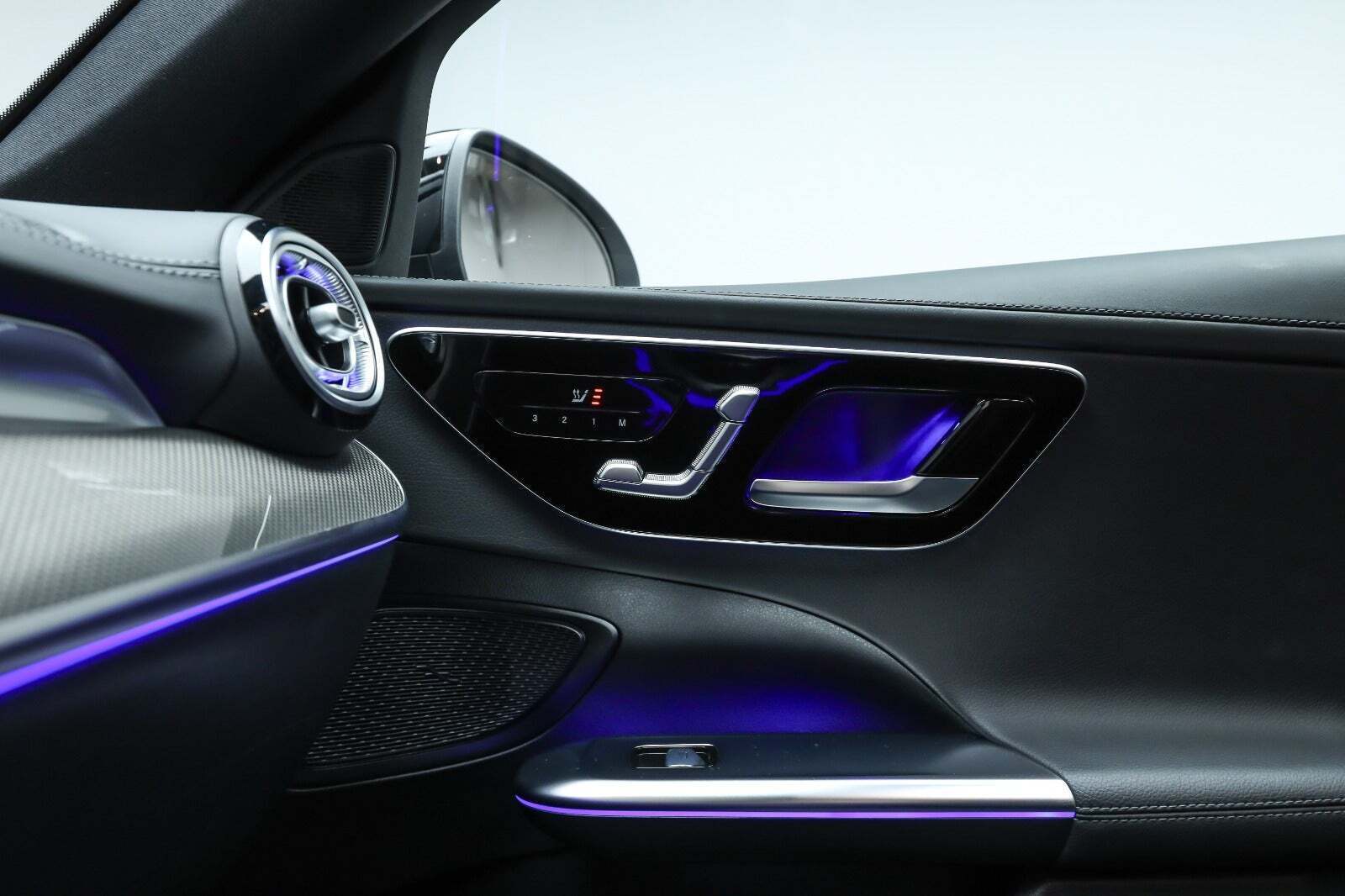 Hvid Mercedes C300 e fra 2022