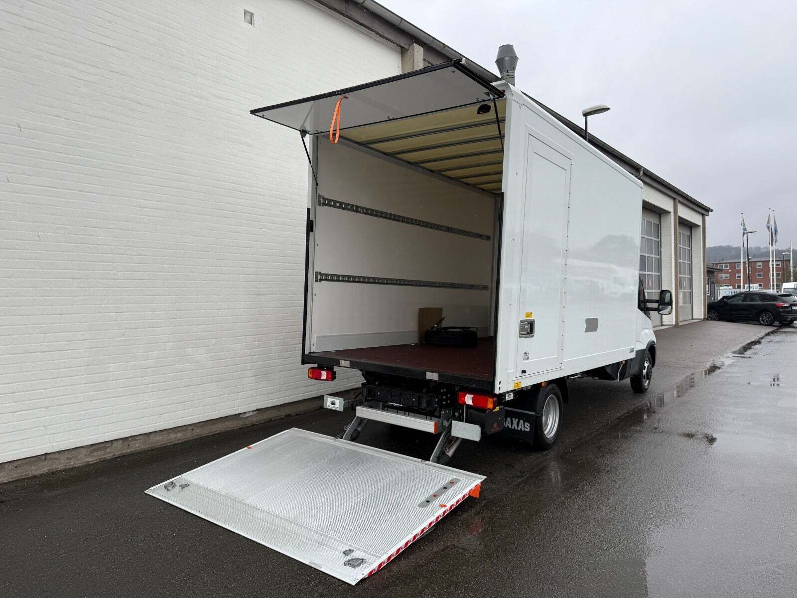 Iveco Daily 3,0 35C21H Box m/lift AG8