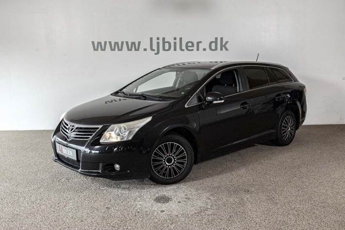 Sort Toyota Avensis fra 2011 set udefra