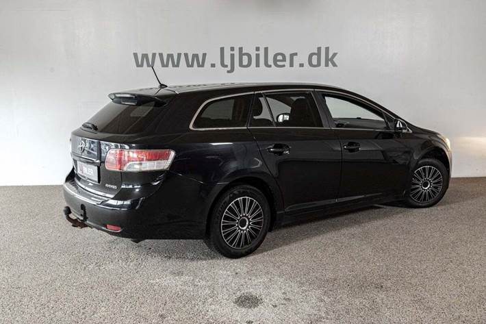 Sort Toyota Avensis fra 2011