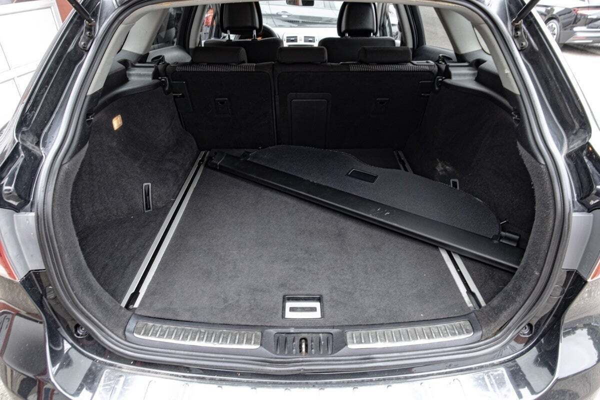 Sort Toyota Avensis fra 2011