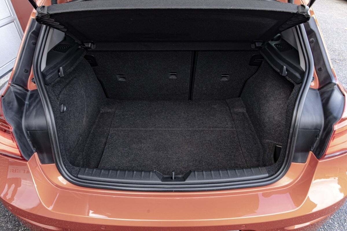 Orange BMW 120i fra 2016