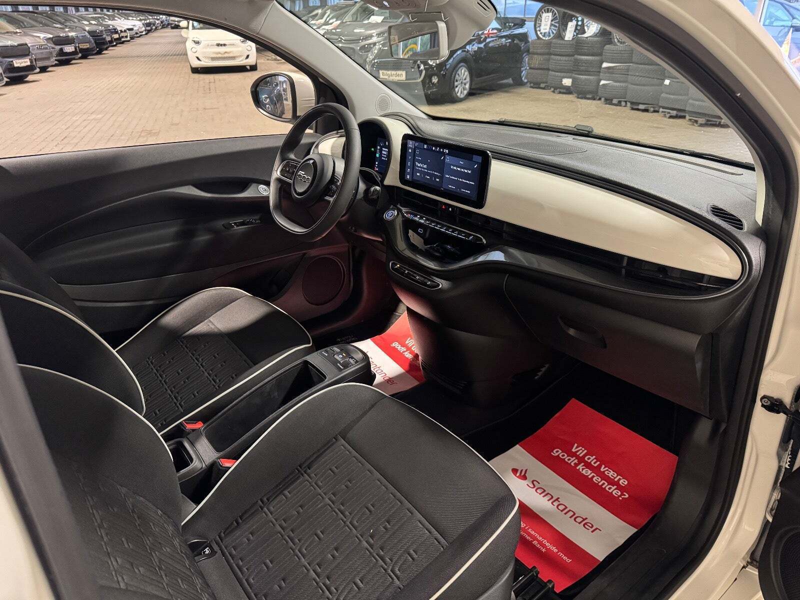 Hvid Fiat 500e fra 2023