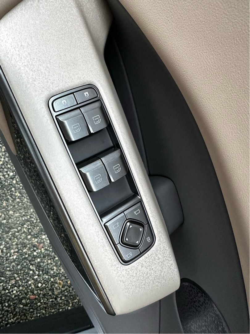 Sølv Hongqi EHS7 fra 2025