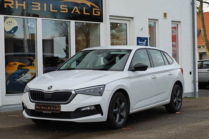 Hvid Skoda Scala fra 2020 set udefra