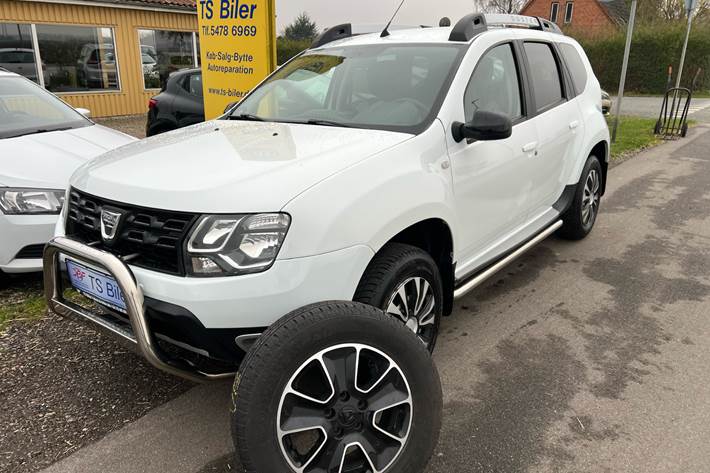 Hvid Dacia Duster fra 2017 set udefra