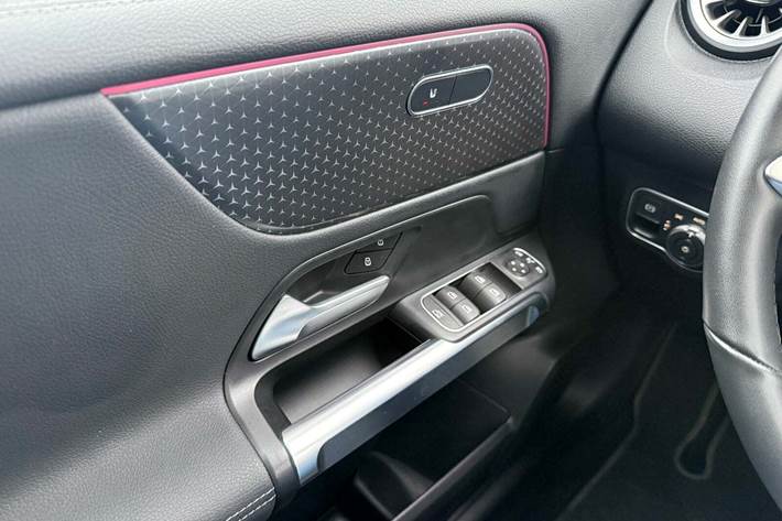 Hvid Mercedes EQB300 fra 2024