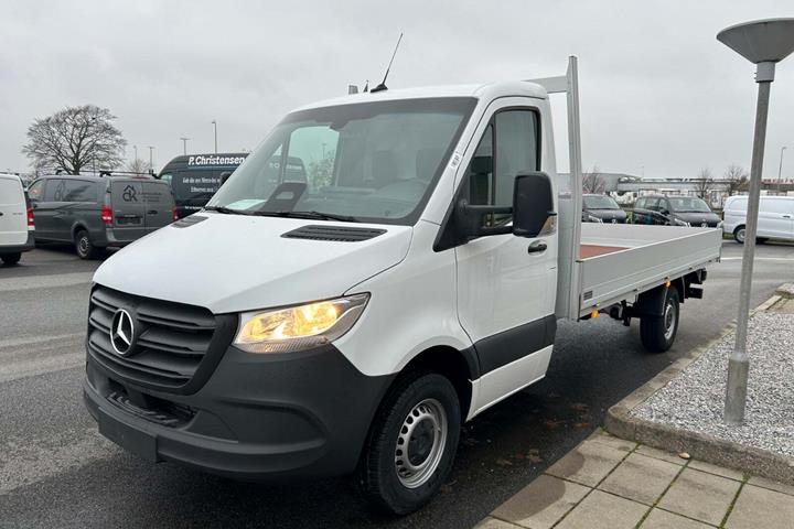 Hvid Mercedes Sprinter 317 fra 2025 set udefra