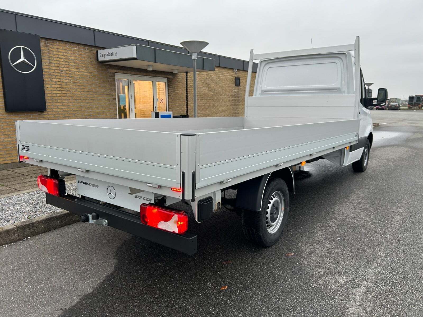 Hvid Mercedes Sprinter 317 fra 2025