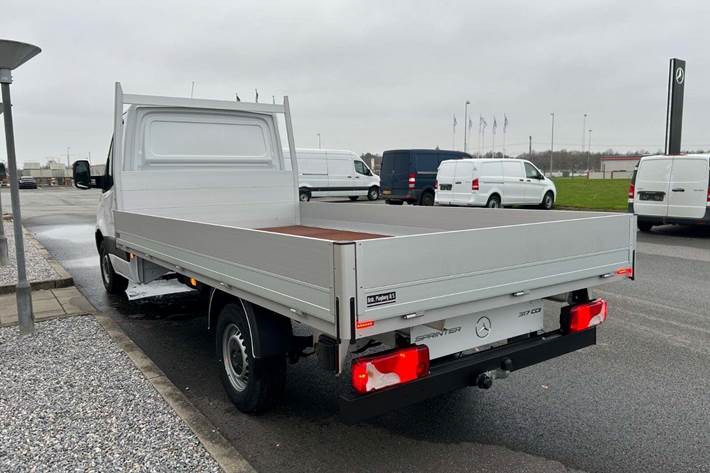 Hvid Mercedes Sprinter 317 fra 2025