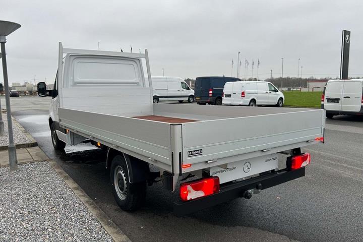 Hvid Mercedes Sprinter 317 fra 2025