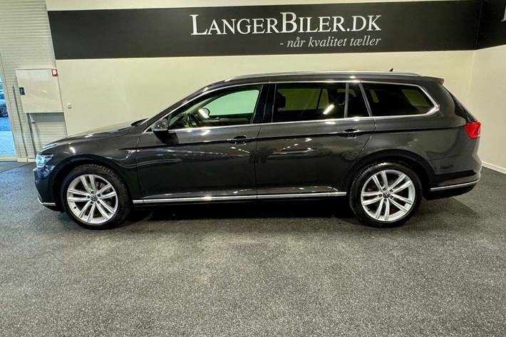 Grå VW Passat fra 2021