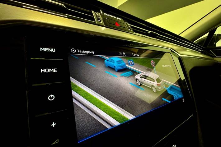 Grå VW Passat fra 2021