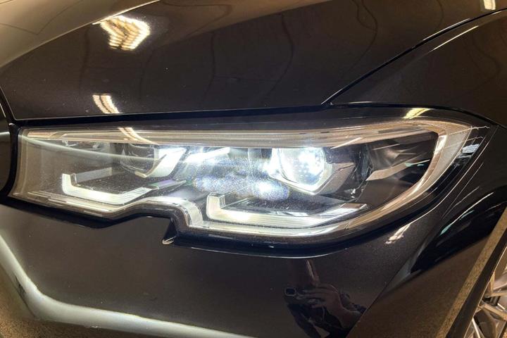 Sort BMW 330e fra 2020