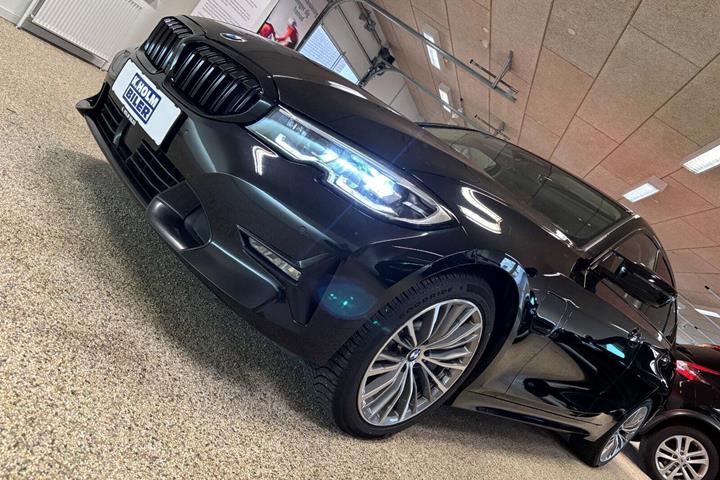 Sort BMW 330e fra 2020