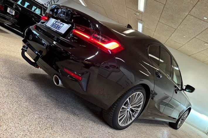 Sort BMW 330e fra 2020