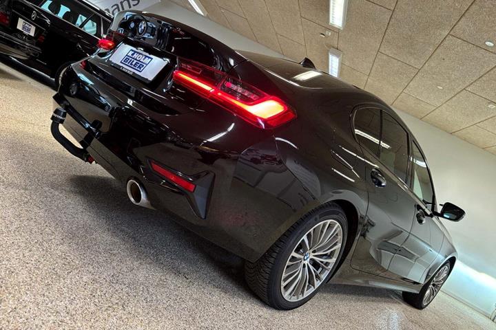 Sort BMW 330e fra 2020