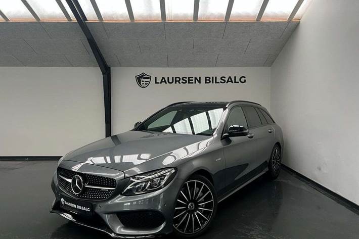 Grå Mercedes C43 fra 2017 set udefra