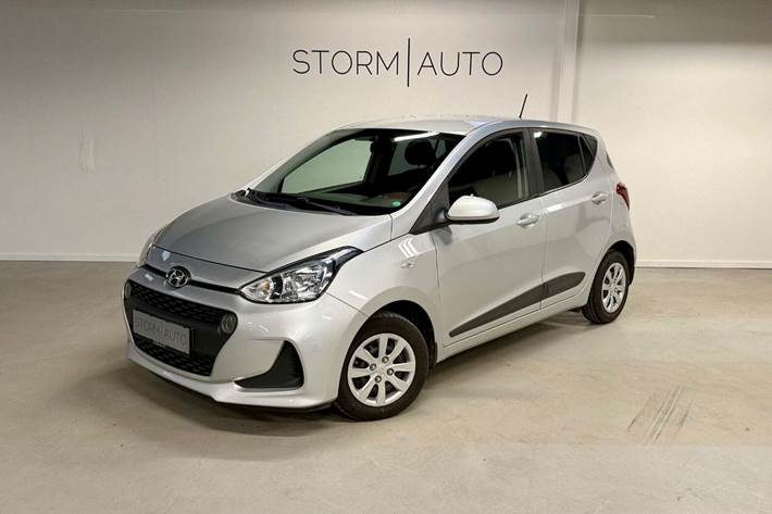 Sølv Hyundai i10 fra 2017 set udefra