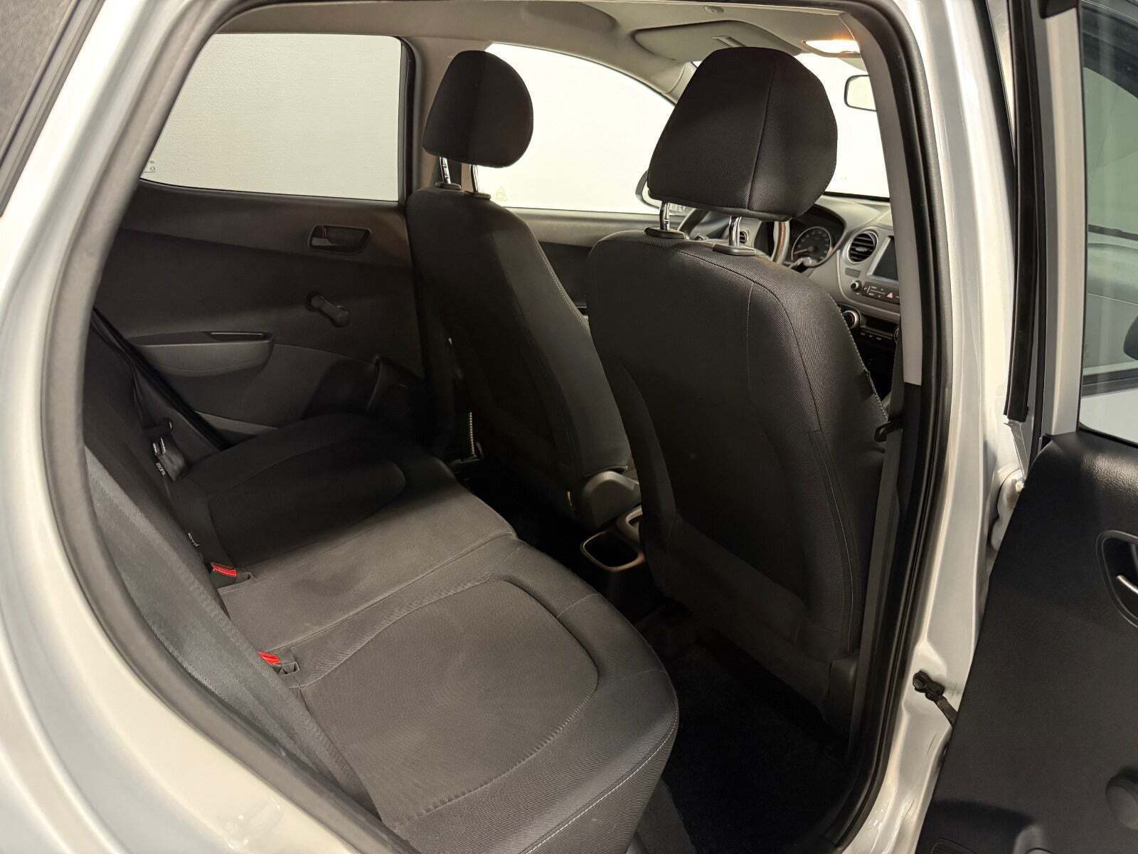 Sølv Hyundai i10 fra 2017