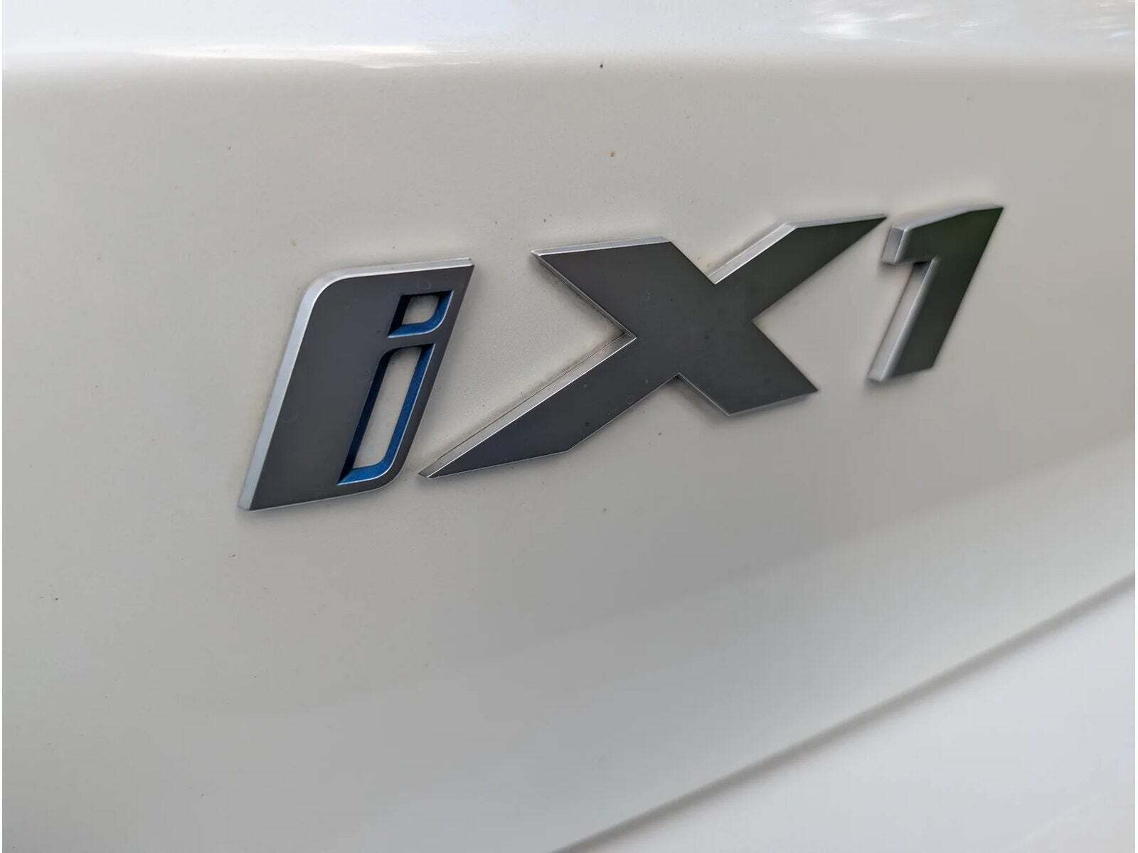 Hvid BMW iX1 fra 2023