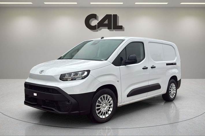 Hvid Toyota ProAce City fra 2025 set udefra