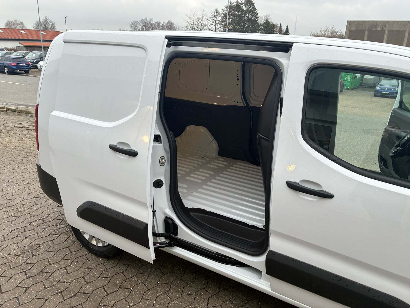 Hvid Toyota ProAce City fra 2025
