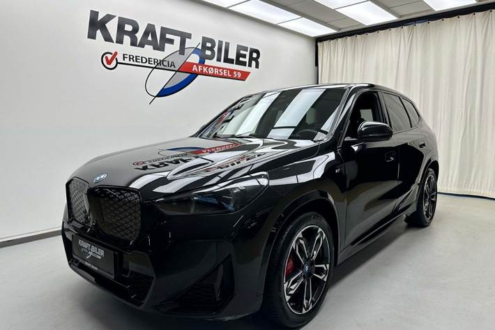 Sort BMW iX1 fra 2024 set udefra